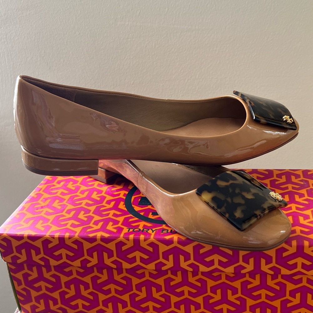 NWT TORY BURCH Patent Leather Tan Flats with Tortoise Detail. Size 9